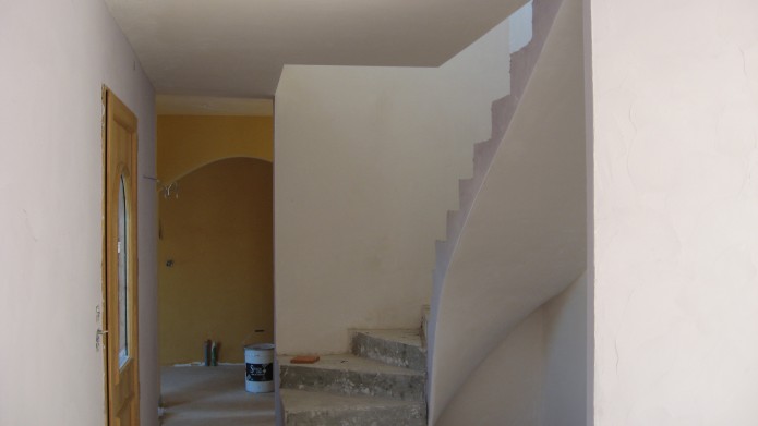 Entourage d'escalier en plâtre